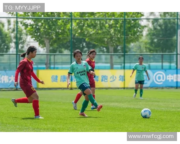 美女与足球明星共舞展现激情与魅力的精彩瞬间 美女与足球明星共舞展现激情与魅力的精彩瞬间