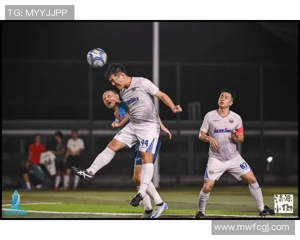 黑色短裤足球明星揭秘他在赛场上的风采与成就